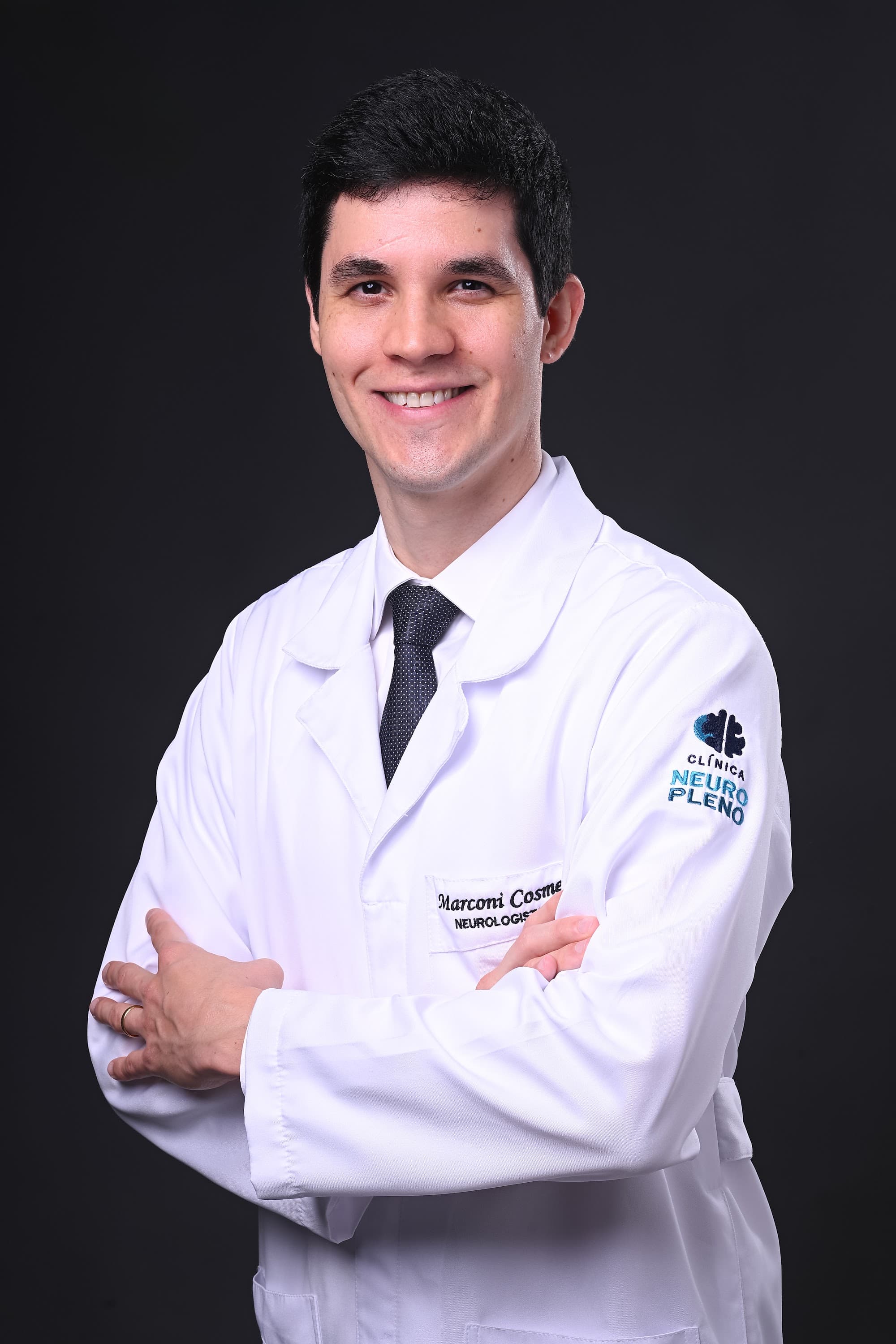 Dr. Marconi Cosme de braços cruzados, com o jaleco da Clínica Neuropleno